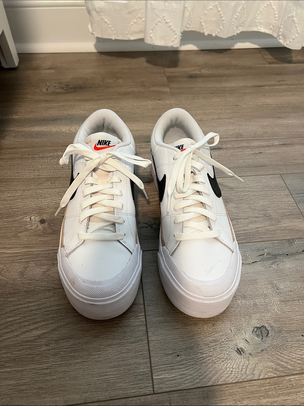 Nike White Low-Top Platform Sneakers with Black Swoosh and Tan Stripe- Size 9 - Picture 2 of 6